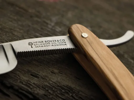 Böker Manufaktur Solingen Carbonstahl-Rasiermesser<The Celebrated Olive